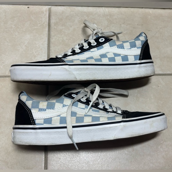 Vans Black and White Sneakers Iconic Style Durable Build - Picture 4 of 7